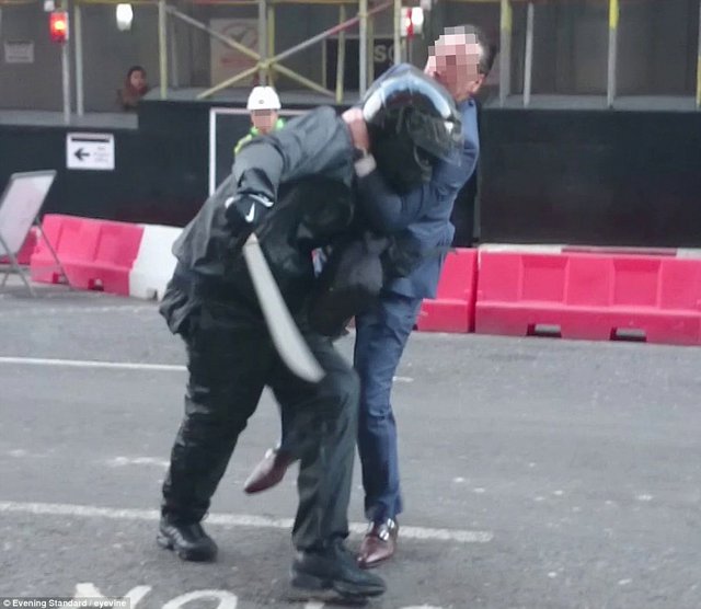 24FBC60C00000578-2923613-A_brave_member_of_the_public_tried_to_tackle_an_armed_robber_who-a-1_1422029756682.jpg