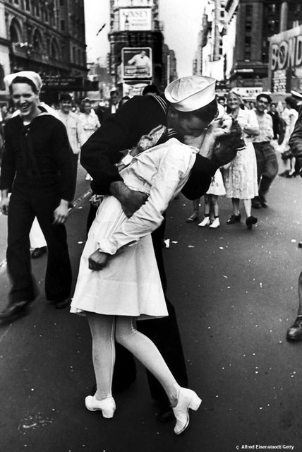 kissing-sailor.jpg (91 KiB) Viewed 3554 times kissing-sailor.jpg